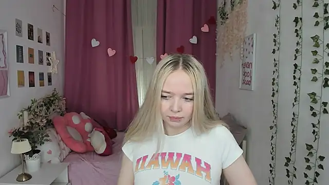 Snapshot of BellaMontgomery chatting on May 28, 2026, 10:07 pm BellaMontgomery online show from May 28, 2026, 10:07 pm