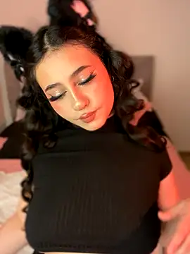 Snapshot of Sophi_dee1 chatting on November 3, 2025, 2:02 am Sophi dee1 online show from November 3, 2025, 2:02 am