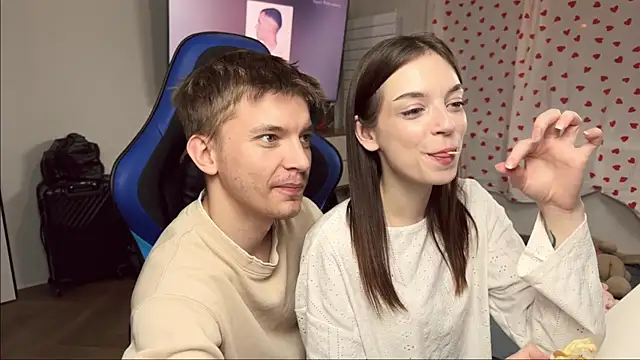 Snapshot of AsyaSky chatting on November 17, 2025, 4:24 pm AsyaSky online show from November 17, 2025, 4:24 pm