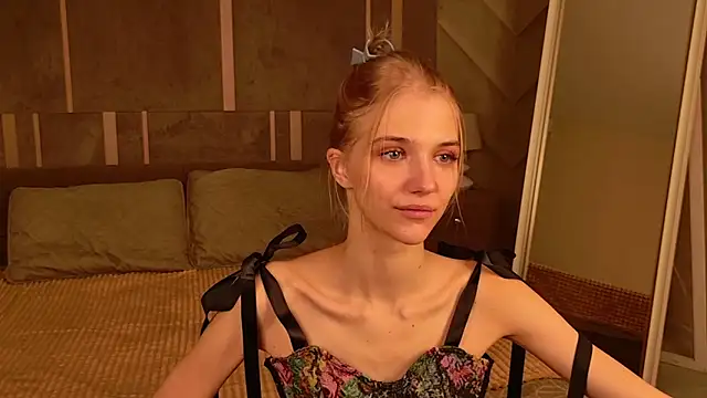 4example Chloe online show from February 18, 2026, 10:33 am