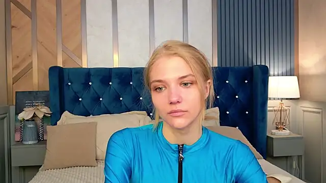 4example Chloe online show from April 22, 2026, 5:21 am