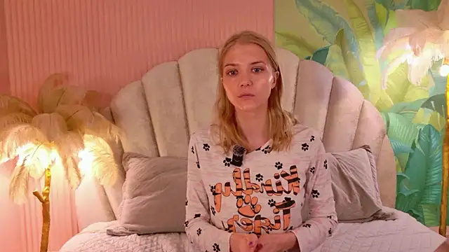 4example Chloe online show from June 12, 2026, 5:39 am