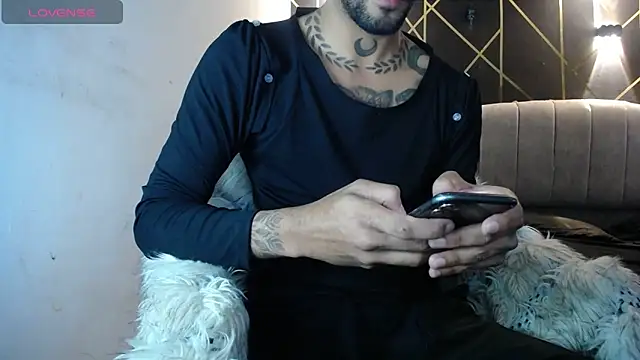 Snapshot of LickMyInk chatting on January 9, 2026, 5:43 am LickMyInk online show from January 9, 2026, 5:43 am