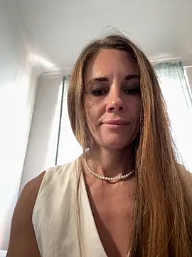 Snapshot of LucieMack chatting on September 10, 2025, 9:09 am LucieMack online show from September 10, 2025, 9:09 am