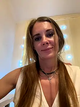 Snapshot of LucieMack chatting on September 11, 2025, 6:08 pm LucieMack online show from September 11, 2025, 6:08 pm