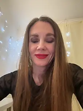 Snapshot of LucieMack chatting on November 26, 2025, 6:31 pm LucieMack online show from November 26, 2025, 6:31 pm