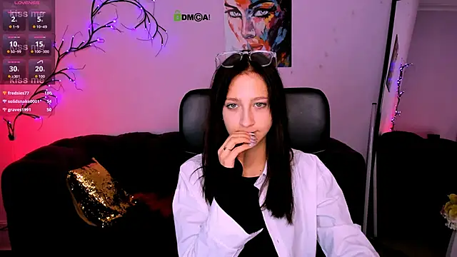 Snapshot of lau_ra_queen chatting on December 15, 2025, 8:13 pm lau ra queen online show from December 15, 2025, 8:13 pm