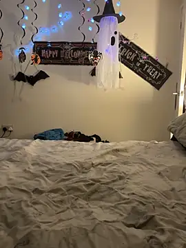 Snapshot of NaughtyLittleLouise chatting on October 27, 2025, 10:36 pm NaughtyLittleLouise online show from October 27, 2025, 10:36 pm