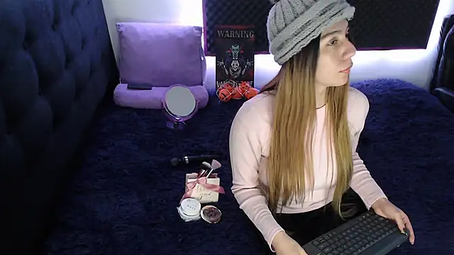 karlamoon23 online show from October 11, 2025, 1:05 am