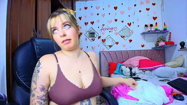 Snapshot of Anny_Hurtado chatting on November 17, 2025, 5:24 am Anny Hurtado online show from November 17, 2025, 5:24 am