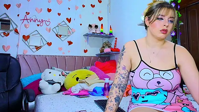 Snapshot of Anny_Hurtado chatting on November 22, 2025, 6:01 am Anny Hurtado online show from November 22, 2025, 6:01 am