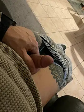 Maurinho3005 online show from February 1, 2026, 11:25 pm