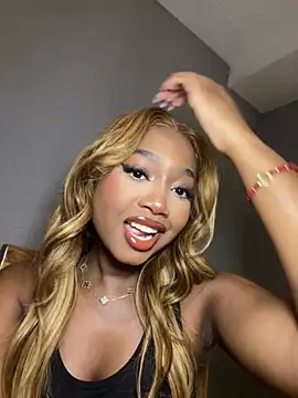 Snapshot of alisonn_moon chatting on July 25, 2026, 8:39 pm alisonn moon online show from July 25, 2026, 8:39 pm