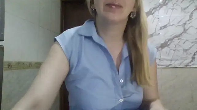 Snapshot of MiyaHottie chatting on May 10, 2026, 5:12 am MiyaHottie online show from May 10, 2026, 5:12 am