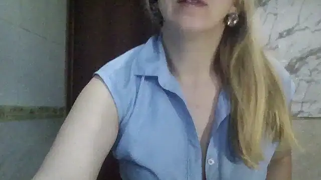 Snapshot of MiyaHottie chatting on May 15, 2026, 1:56 am MiyaHottie online show from May 15, 2026, 1:56 am