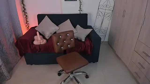 Snapshot of mishelkrave_ chatting on October 10, 2025, 12:20 am mishelkrave online show from October 10, 2025, 12:20 am