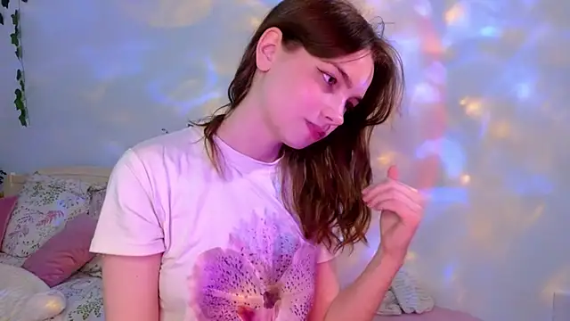 Snapshot of Evi_Brook chatting on June 11, 2026, 6:50 pm Evi Brook online show from June 11, 2026, 6:50 pm