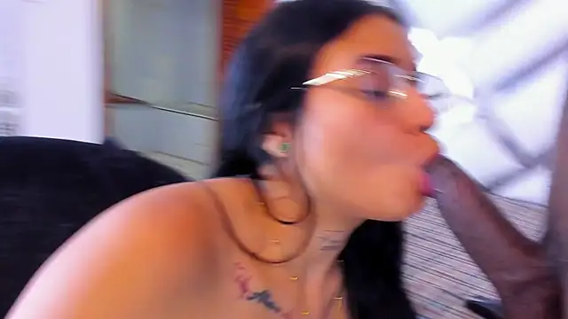 Snapshot of LadyandMaverick chatting on December 14, 2025, 4:40 am LadyandMaverick online show from December 14, 2025, 4:40 am