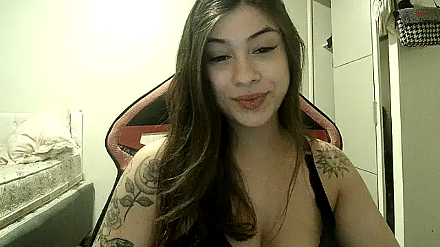 Snapshot of Becca_B chatting on November 15, 2025, 10:37 pm Becca B online show from November 15, 2025, 10:37 pm