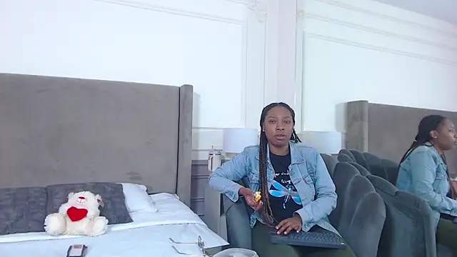 Snapshot of NatashaSilver chatting on October 21, 2025, 1:12 pm NatashaSilver online show from October 21, 2025, 1:12 pm