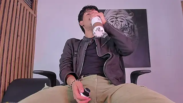 Snapshot of DimitriDeluxe chatting on October 9, 2025, 7:34 pm DimitriDeluxe online show from October 9, 2025, 7:34 pm