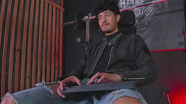 Snapshot of DimitriDeluxe chatting on November 12, 2025, 7:46 pm DimitriDeluxe online show from November 12, 2025, 7:46 pm