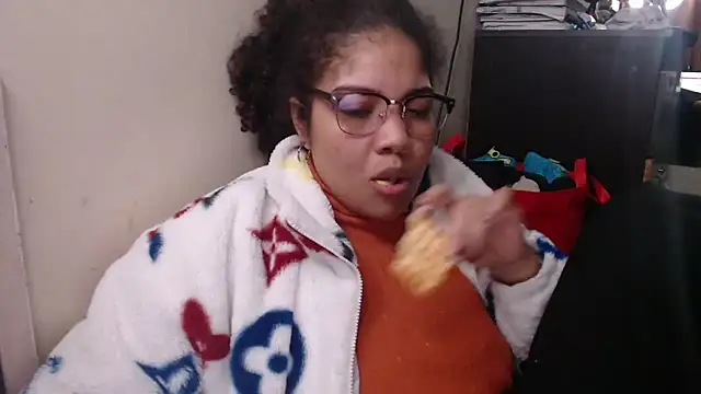 Snapshot of madelene chatting on February 16, 2025, 11:48 pm madelene online show from February 16, 2025, 11:48 pm