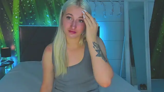 HollyTailors online show from October 25, 2025, 5:26 am