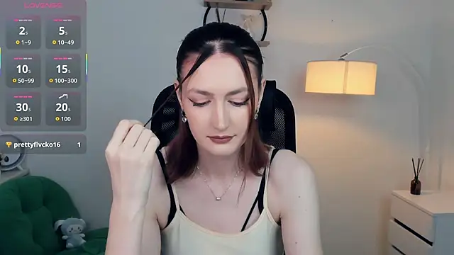 Snapshot of EasterBlink chatting on November 9, 2025, 10:57 am EasterBlink online show from November 9, 2025, 10:57 am