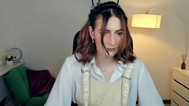 Snapshot of EasterBlink chatting on November 25, 2025, 12:49 pm EasterBlink online show from November 25, 2025, 12:49 pm