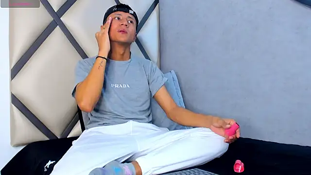 Snapshot of _Leohot_ chatting on October 10, 2025, 3:38 am Leohot online show from October 10, 2025, 3:38 am