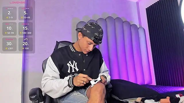 Snapshot of _Leohot_ chatting on October 23, 2025, 3:50 am Leohot online show from October 23, 2025, 3:50 am