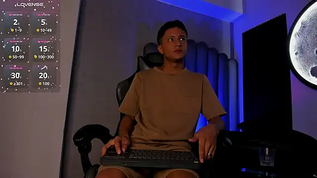 Snapshot of _Leohot_ chatting on November 4, 2025, 3:27 am Leohot online show from November 4, 2025, 3:27 am