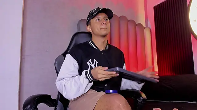 Snapshot of _Leohot_ chatting on November 28, 2025, 3:53 am Leohot online show from November 28, 2025, 3:53 am