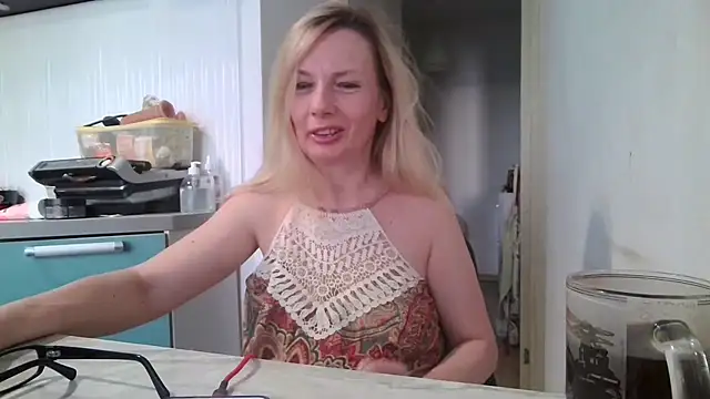 Snapshot of Sweetmurrr chatting on June 26, 2026, 2:05 am Sweetmurrr online show from June 26, 2026, 2:05 am