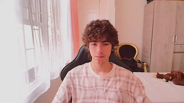 Nude Boy18 online show from October 9, 2025, 3:32 pm