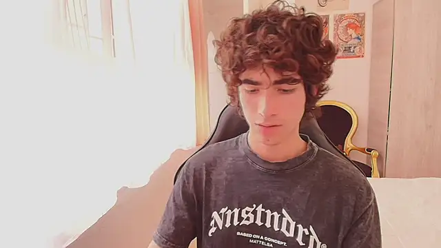 Nude Boy18 online show from October 24, 2025, 6:37 pm