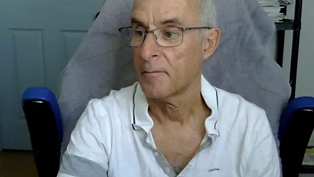 Snapshot of funone1999 chatting on December 18, 2025, 9:43 pm funone1999 online show from December 18, 2025, 9:43 pm