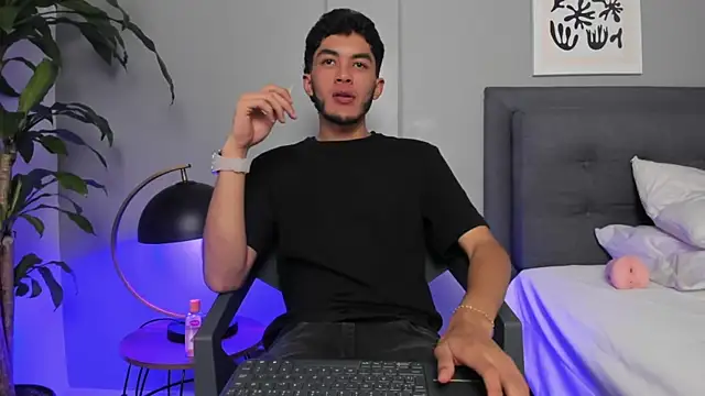 Snapshot of Tylerffoxx chatting on May 31, 2026, 8:43 pm Tylerffoxx online show from May 31, 2026, 8:43 pm