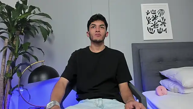 Snapshot of Tylerffoxx chatting on June 10, 2026, 8:30 pm Tylerffoxx online show from June 10, 2026, 8:30 pm