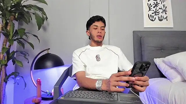 Snapshot of Tylerffoxx chatting on June 26, 2026, 11:09 pm Tylerffoxx online show from June 26, 2026, 11:09 pm