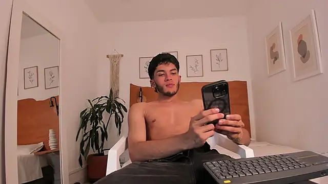 Snapshot of Tylerffoxx chatting on June 27, 2026, 1:39 pm Tylerffoxx online show from June 27, 2026, 1:39 pm