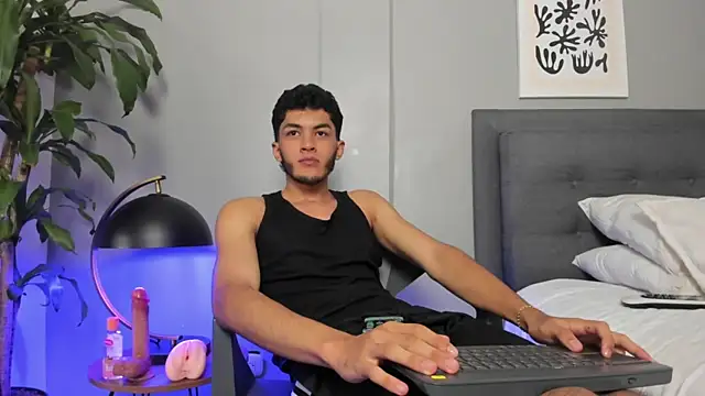Snapshot of Tylerffoxx chatting on July 11, 2026, 8:22 pm Tylerffoxx online show from July 11, 2026, 8:22 pm