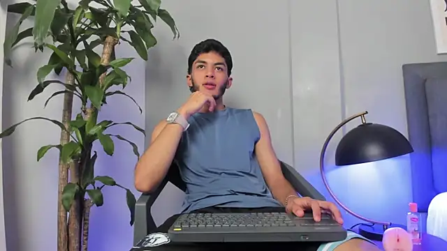 Snapshot of Tylerffoxx chatting on July 14, 2026, 10:26 pm Tylerffoxx online show from July 14, 2026, 10:26 pm