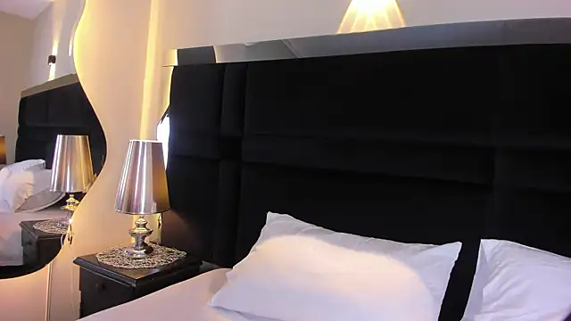 CarolineLee  online show from June 30, 2026, 10:44 pm