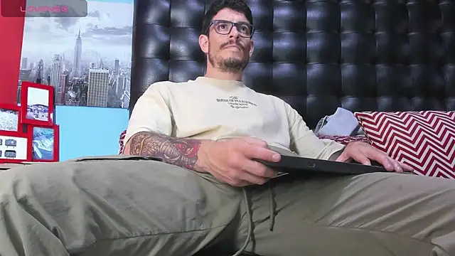 Snapshot of damian_bull chatting on May 3, 2026, 2:34 pm damian bull online show from May 3, 2026, 2:34 pm