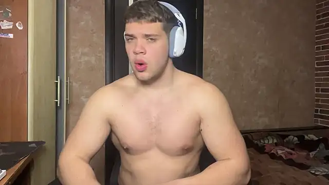 MusclePhantom online show from May 5, 2026, 8:06 pm