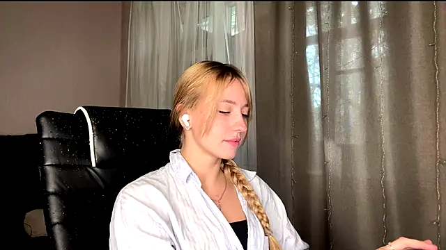 Snapshot of Jetta_Corsacami chatting on September 18, 2025, 7:43 am Jetta Corsacami online show from September 18, 2025, 7:43 am