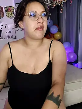Snapshot of Laureen_se chatting on June 23, 2026, 4:43 am Laureen se online show from June 23, 2026, 4:43 am