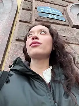 Snapshot of EstaVista chatting on October 18, 2025, 2:07 pm EstaVista online show from October 18, 2025, 2:07 pm